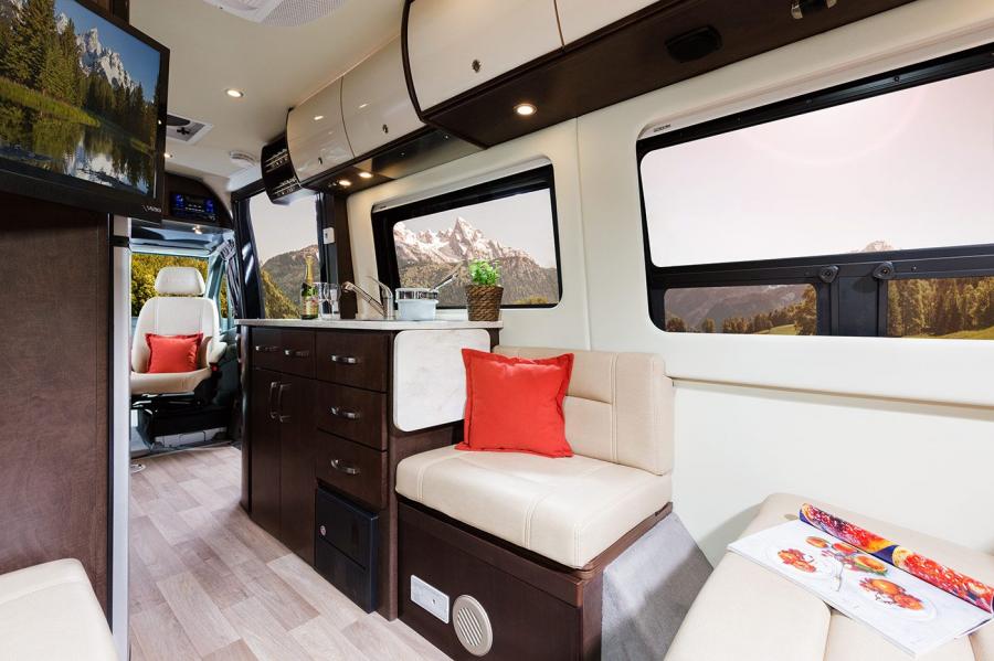 Интерьер Leisure Travel Vans Free Spirit (Br.906) 2015 года  (фото 4 из 6)
